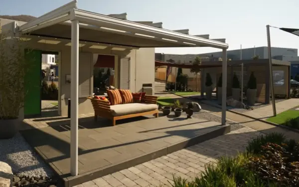 Moderne Terrasse mit Überdachung, Outdoor-Sofa und stilvoller Gartengestaltung.