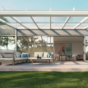 Moderne Terrasse mit Glasüberdachung, Loungemöbeln und Garten im Sonnenschein.