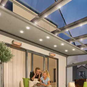 Überdachte Terrasse mit moderner LED-Beleuchtung, Heizstrahlern und entspannter Atmosphäre.