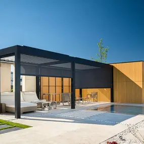 Moderne Terrasse mit Pergola und Pool im Garten, hochwertige Outdoor-Möbel und Holzfassade.